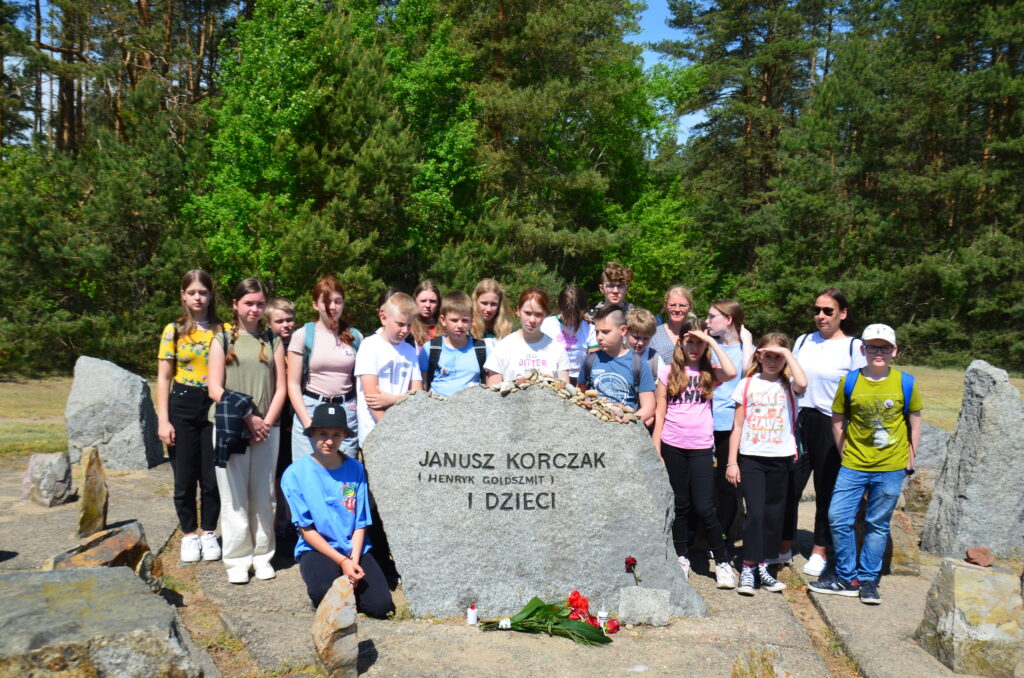 Pamiątkowe zdjęcie przy symbolicznym grobie Korczaka w Treblince