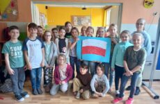 Dzieci prezentują swoją pracę plastyczną flaga Polski