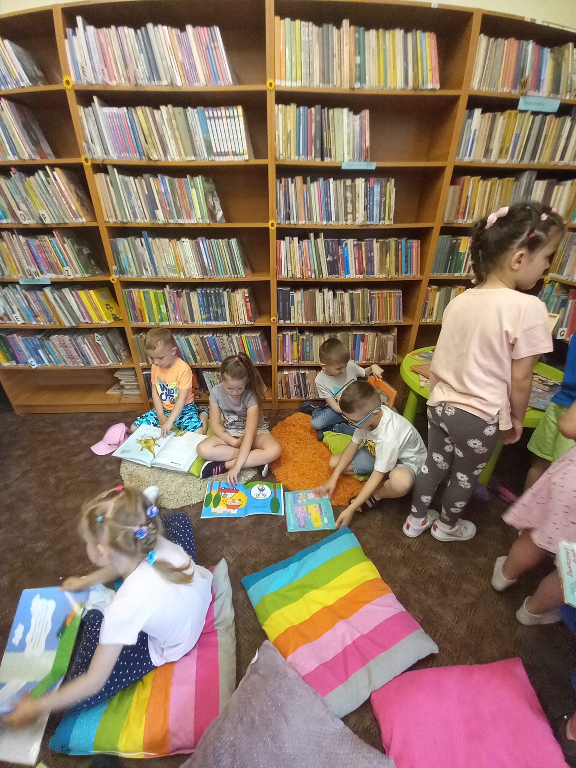Uczniowie zerówki w bibliotece
