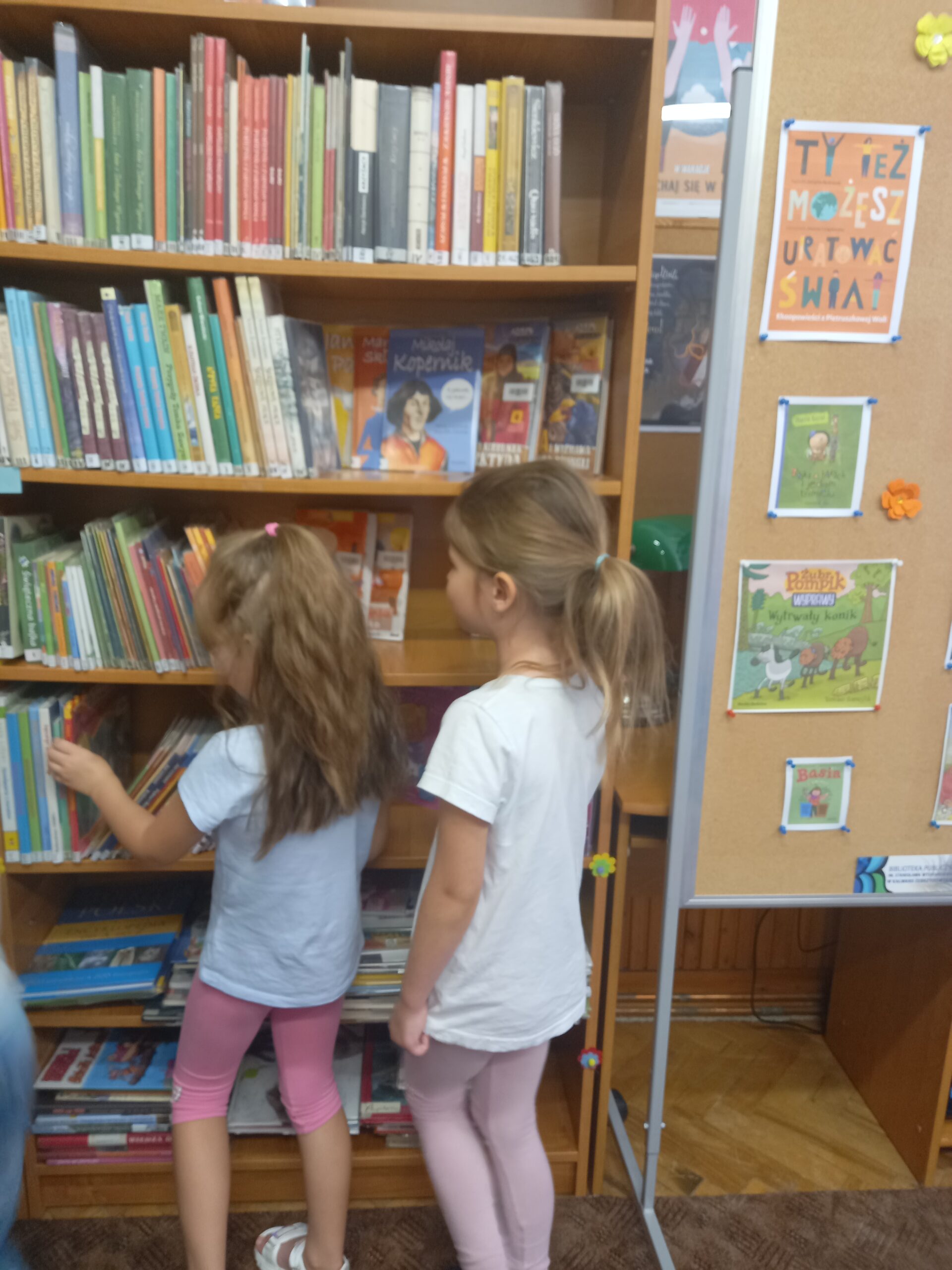 Uczniowie zerówki w bibliotece