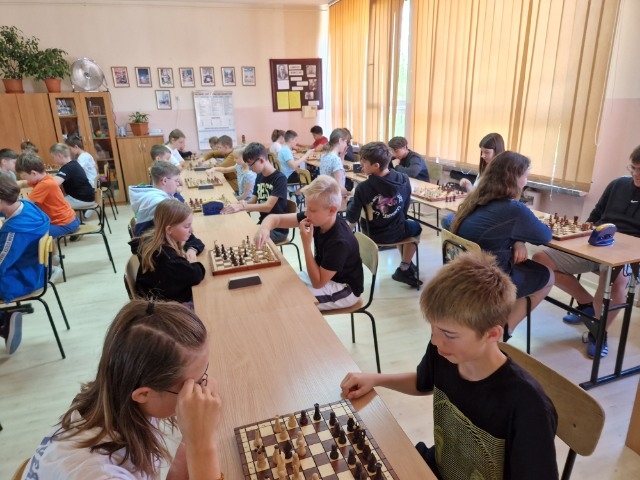 Młodzież na turnieju szachowym