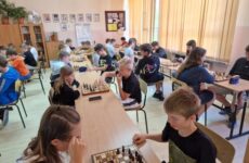 Młodzież na turnieju szachowym