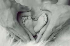 obraz dekoracyjny, stopy dziecka + dłonie rodziców w kształcie serca