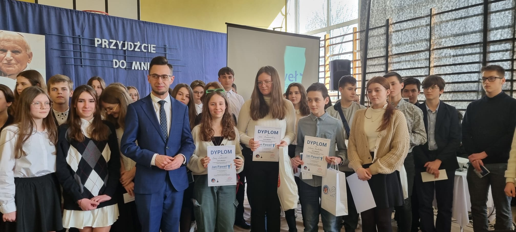 Uczniowie z Posłem Filipem Kaczyński, po wręczeniu nagród