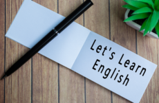 Obrazek dekoracyjny: kartka z napisem: Let's Learn English