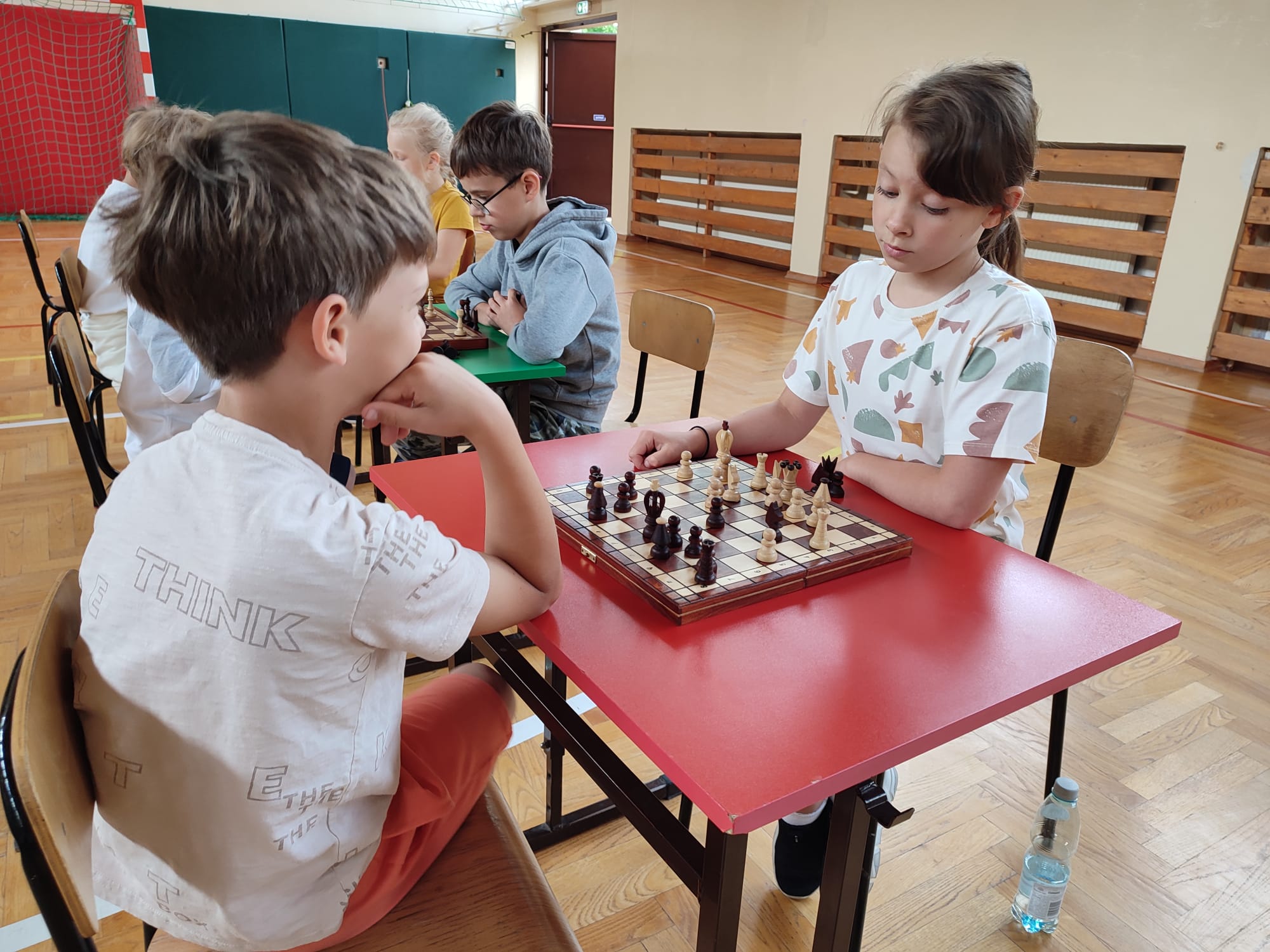 Dzieci grają w szachy podczas Gminnego Turnieju
