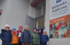 Przedszkolaki przed wejściem do biblioteki w Brodach