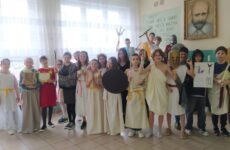 Zdjęcie grupowe uczniów przebranych za bogów greckich
